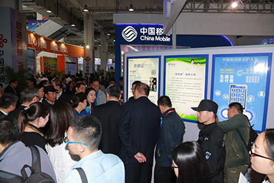 天坦移動(dòng)醫(yī)、護(hù)亮相信博會(huì)，展臺(tái)前人頭攢動(dòng)